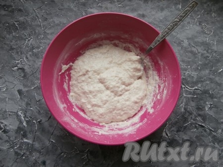 Перемешать ложкой, замешивая тесто, по консистенции которое должно быть немного гуще теста для оладий.
