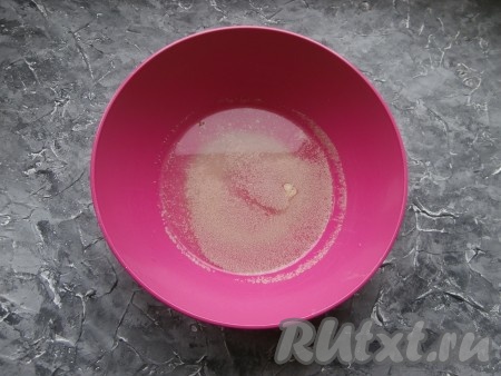Воду слегка подогреть (примерно, до 40 градусов). В тёплую воду всыпать соль, сахар и сухие дрожжи, перемешать.
