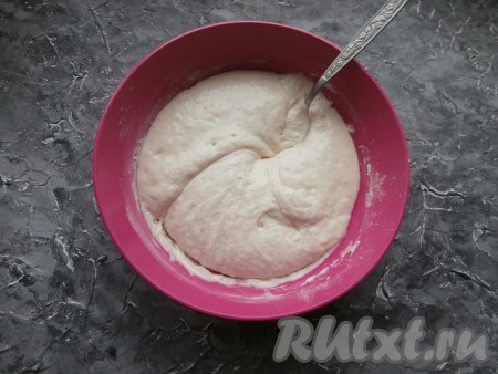 Тесто прикрыть плёнкой и оставить в тепле на 1 час для подхода. Тесто постепенно увеличится в 2 раза.
