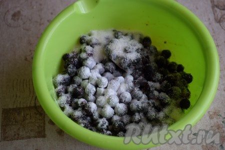 Пока расстаивается тесто, приготовим ягодную начинку. Для этих постных пирожков вы можете использовать ягоды на ваш вкус: вишню, смородину и т.д. Я буду делать пирожки с чёрной смородиной. Замороженные ягоды, не размораживая, высыпаем в отдельную миску, добавляем сахар и крахмал, аккуратно перемешиваем.
