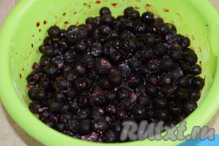 Наша начинка готова, пока она постоит, начнёт немного оттаивать и пускать сок, в этот момент ещё раз перемешиваем смородину с сахаром и крахмалом при помощи ложки.