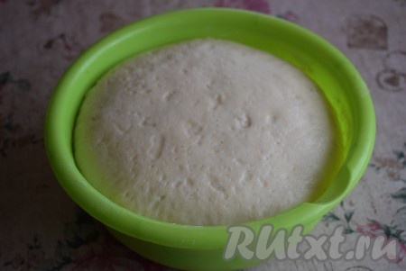 По истечении времени тесто хорошо подойдёт и увеличится в размерах. Оно будет очень нежным, лёгким и воздушным.
