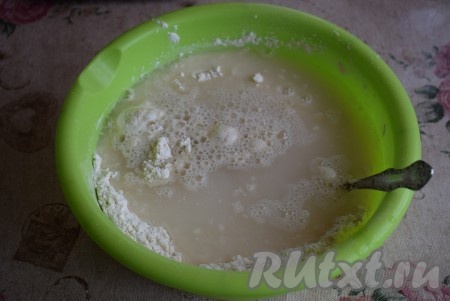 Вливаем в миску к мучной смеси тёплую воду (температура воды, примерно, 40 градусов), размешиваем при помощи ложки.
