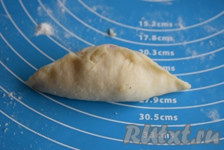 Защипываем тесто над начинкой, формируя небольшие пирожочки.
