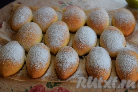 Готовые румяные пирожки достаём из духовки, они будут невероятно пахнуть смородиной и ванилином, что непременно почувствуют ваши близкие. Пирожки снимаем с противня и даём им остыть. Так как выпечка у нас постная и не блестит, то посыпаем пирожки сверху сахарной пудрой для наиболее привлекательного вида.
