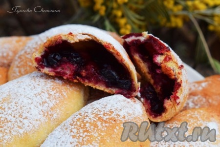 Выкладываем пирожки на блюдо и подаём к столу. Все кто пробовал эти пирожки, совершенно не догадывались о том, что они постные, этот рецепт напоминает сдобную ароматную, мягкую выпечку и ничем ей не уступает.
