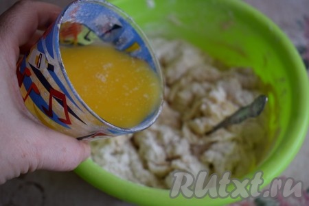 Добавляем к тесту растительное масло. Растительный спред нарезаем на кубики и отправляем в микроволновку на 1 минуту (за это время спред растает). Вливаем негорячий растопленный спред в миску с тестом. Начинаем замешивать постное дрожжевое тесто.