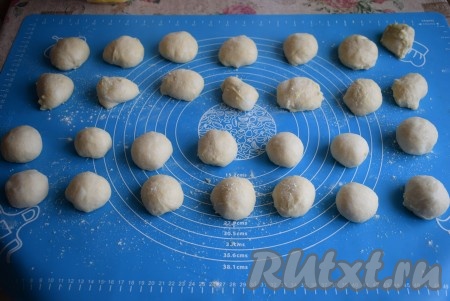 Выкладываем тесто на рабочую поверхность, припылённую мукой. Разделяем на 28 равных кусочков, кусочки округляем.
