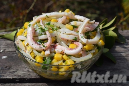 Готовый салат перекладываем в салатник и отправляем в холодильник на 1 час.
