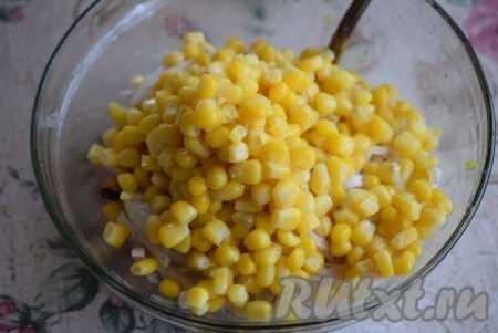 Баночку с кукурузой открываем, нам понадобится половина банки, остальную кукурузу используйте по своему усмотрению. Добавляем кукурузу к луку и морепродуктам.
