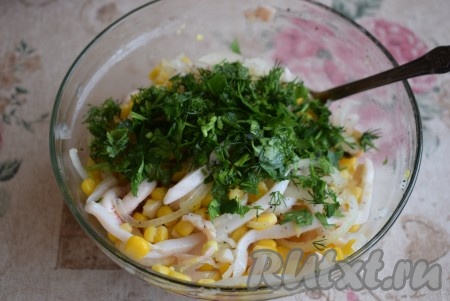 Зелень измельчаем и отправляем в миску к остальным ингредиентам. Заправляем салат растительным маслом и тщательно перемешиваем. Пробуем салат на соль, если надо подсаливаем, но соли, в принципе, всегда бывает достаточно.