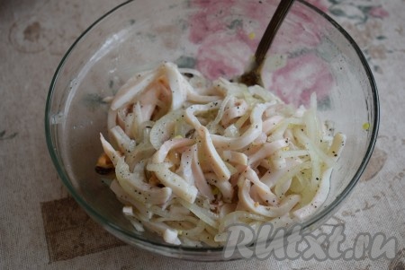 Выкладываем к морепродуктам замаринованный лук и тщательно перемешиваем. Морепродукты оставляем с луком на 5-7 минут, за это время они также промаринуются, станут кисленькими и вкусными. Добавляем свежемолотый перец по вкусу.
