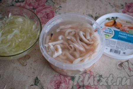 С морского коктейля сливаем рассол и выкладываем морепродукты в глубокую миску.
