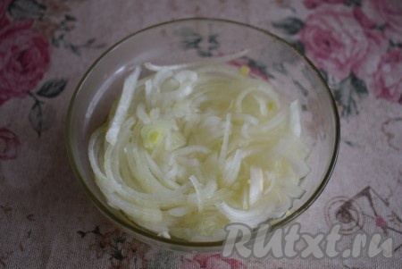 Нарезанный лук отправляем в пиалу, заливаем кипятком (или очень горячей водой) и оставляем на 10 минут, пусть он пропарится и отдаст весь неприятный запах воде. Воду сливаем, добавляем к луку соль, сахар и уксус, перемешиваем.
