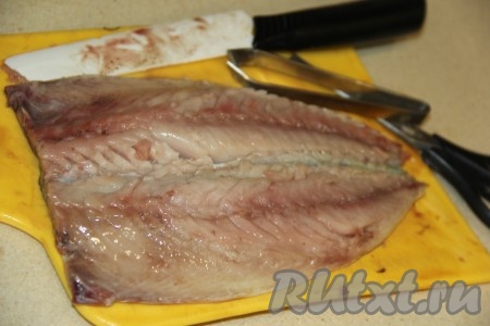 С помощью щипчиков удалить все рёберные косточки. У нас получится филе скумбрии с кожей.
