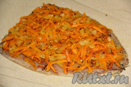 Выложить овощную начинку на филе скумбрии и равномерно распределить.
