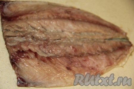 Морковку и лук очистить. Куриные яйца сварить заранее (варить 8-10 минут с момента закипания), дать им остыть и очистить. Скумбрию промыть под проточной водой. Удалить голову и внутренности, отрезать хвост и плавники. Разрезать скумбрию по брюшку, вынуть основную хребтовую кость.
