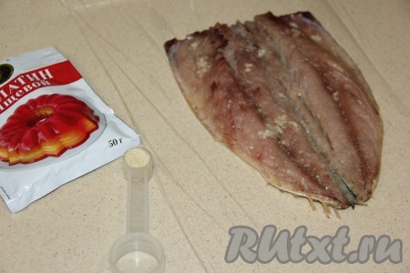 Посолить филе скумбрии. Затем присыпать сухим желатином и молотым чёрным перцем.
