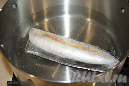 В кастрюлю влить воду и довести до кипения. Опустить фаршированную скумбрию в кипящую воду.
