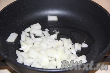 Влить немного масла в сковороду, добавить мелко нарезанный лук и обжарить его до золотистого цвета на среднем огне. В процессе обжаривания не забывайте перемешивать время от времени, чтобы лук не пригорел.
