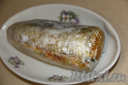 Затем достать скумбрию и полностью остудить в плёнке. Я слегка остудила фаршированную скумбрию, а затем положила на ночь в холодильник.
