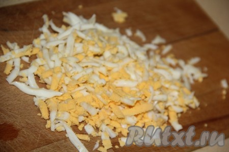 Очищенные яйца натереть на тёрке.
