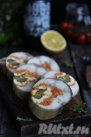 Нарезать фаршированную рыбу на кусочки и подать к столу. Вот такой красивый и очень яркий рулет из скумбрии по-царски получился. У него не только яркий запоминающийся вид, но и отменный вкус. Всем советую!
