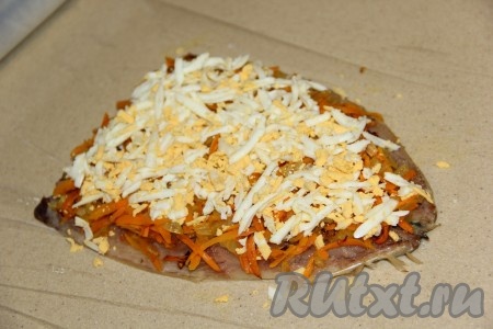 Поверх овощей равномерно разложить натёртые яйца.
