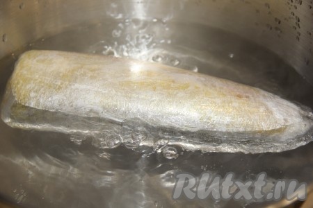 Варить рулет из скумбрии с момента закипания воды 20 минут на небольшом огне. Периодически переворачивать рыбку.
