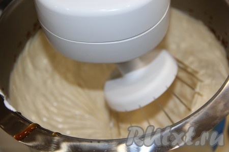 Взбивать массу ещё в течение 3-5 минут.
