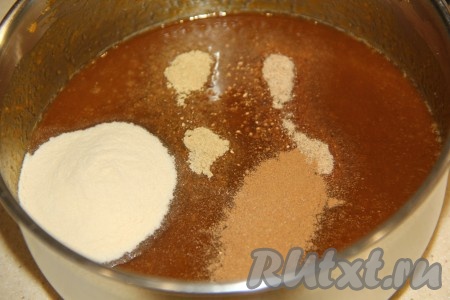 В сотейник (или небольшую кастрюлю) влить воду, добавить тыквенное пюре, глюкозный сироп (его можно приобрести в магазинах для кондитеров) и заваренный крепкий кофе, всыпать 100 грамм сахара, агар-агар и специи. Благодаря добавлению глюкозного сиропа, масса для формирования зефира получается более эластичной и очень хорошо держит форму. Но если нет глюкозного сиропа, то добавьте вместо него 100 грамм сахара.