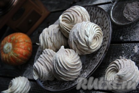 Вот таким красивым поулчился тыквенный зефир, приготовленный в домашних условиях. Этот нежный десерт станет отличным дополнением к чаю.
