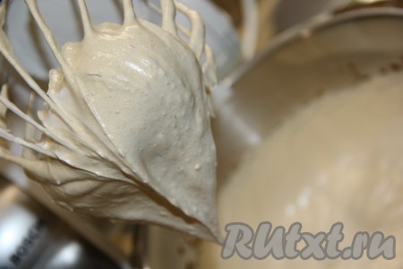 Как только масса начнёт наматываться на венчик, значит зефирная масса готова. Масса будет хорошо держать форму. Пока масса взбивается, приготовьте кулинарный мешок с насадкой. Если нет мешка, можно выложить зефир ложкой.
