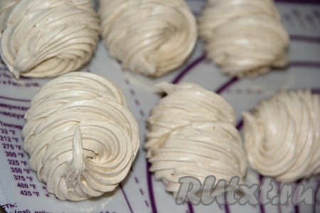 Готовый домашний зефир склеить по две штуки.
