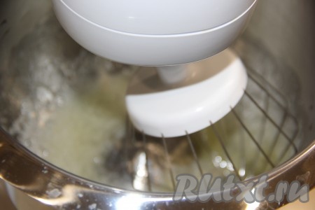 В чашу миксера влить охлаждённые белки, добавить лимонную кислоту. Взбить белки миксером в пышную пену.
