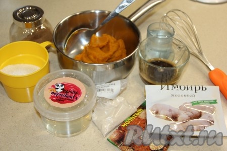 Подготовить продукты. 200 грамм очищенной тыквы нарезать на кубики, поместить в пригодную для СВЧ тарелку и запечь в микроволновке на высокой мощности в течение 7-8 минут (до мягкости). Затем пробить тыкву погружным блендером в пюре. Кофе можно сварить в кофемашине или заварить крепкий растворимый. Специи можно использовать в любых пропорциях, главное - общая масса специй должна быть 2 грамма.
