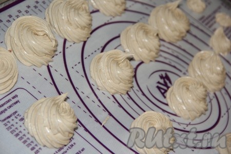 Быстро переложить массу в кулинарный мешок и отсадить зефир на силиконовый коврик (или пергамент). Оставить тыквенный зефир для стабилизации на ночь при комнатной температуре.
