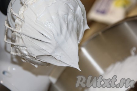Затем добавить 100 грамм сахара и взбивать до стойких пиков.
