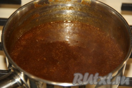 Варить на медленном огне в течение 7 минут с момента закипания, снять сироп с огня.
