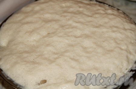 По истечении времени наша опара должна увеличиться в 2 раза. Опара считается готовой, если поднялась до максимума и затем начала уменьшаться, образуя на поверхности морщинки.&nbsp;
