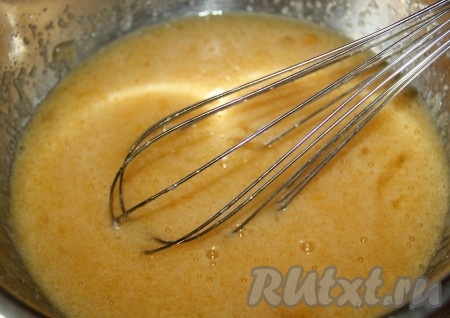 В отдельной миске растираем яйца с оставшимся сахаром, добавляем растительное масло. По желанию, можно добавить ванильный сахар.&nbsp;
