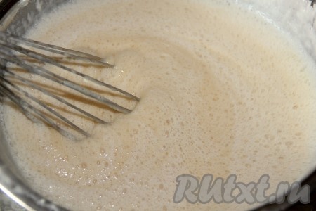 К яичной массе добавляем опару и аккуратно перемешиваем.&nbsp;
