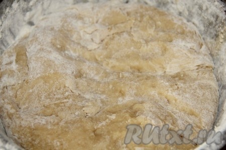 Затем начинаем добавлять муку. Муку перед добавлением желательно просеять, чтобы она пропиталась кислородом, тогда выпечка тогда будет ещё нежнее и воздушней. Муку добавляем постепенно, ориентируемся по тесту. Тесто должно быть мягким, нежным и ни в коем случае не забитым. Если вы не уверены, стоит ли добавлять ещё муку, лучше оставьте остатки муки и&nbsp;тесто в том состоянии, в котором они есть. После того, как тесто отлежится, мы сможем при необходимости добавить оставшуюся муку при замесе.
