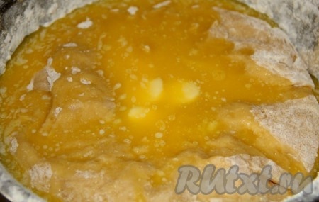 Затем добавляем растопленное не горячее сливочное масло и вымешиваем руками однородное, эластичное опарное дрожжевое тесто не менее 20 минут.
