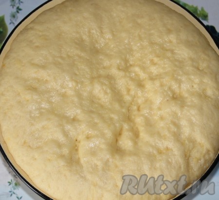 Опарное дрожжевое тесто оставляем на 1,5-2 часа, пока оно не увеличится в размерах в 2-3 раза.
