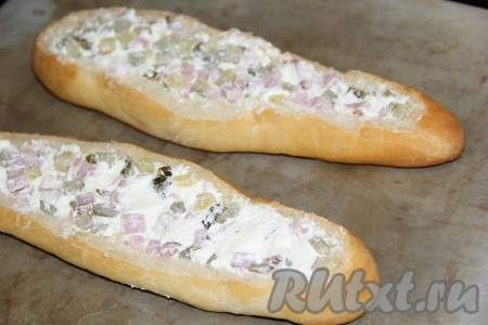 Наполнить багет начинкой и утрамбовать.

