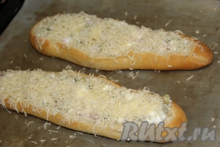 Твердый сыр натереть на тёрке и выложить поверх начинки.
