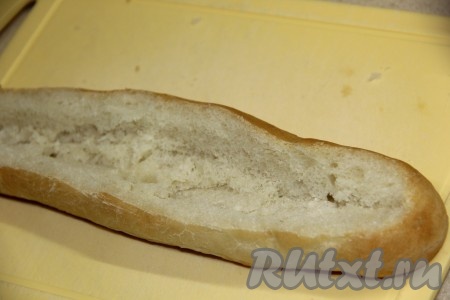 У каждого багета (я брала 2 небольших багета) срезать верхушку и удалить мякиш. У нас получатся вот такие лодочки.
