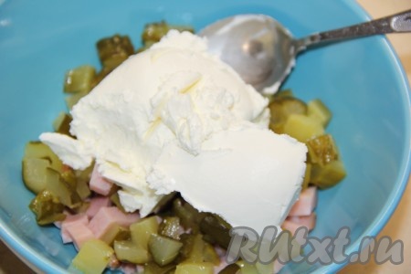 Добавить 2 столовые ложки творожного (или плавленного) сыра или 1 столовую ложку майонеза.
