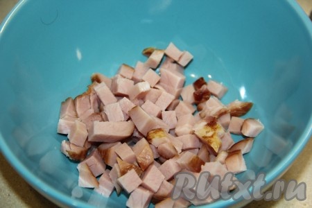 Ветчину нарезать на кубики.

